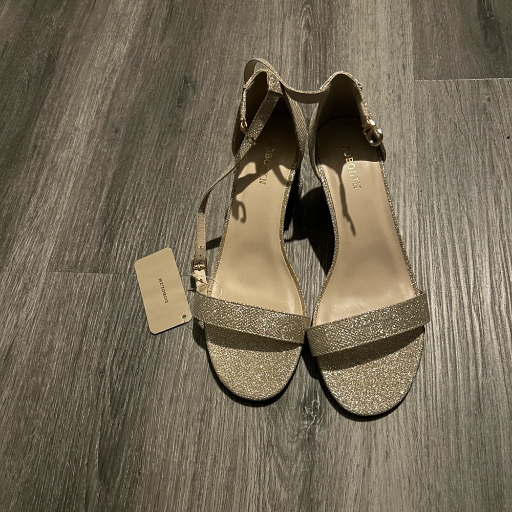 Elegant Gold Women's Sandals - Picture 3 of 4